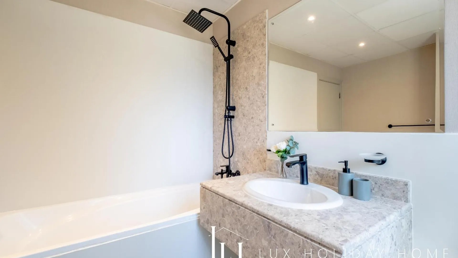 Lux The Luxurious Central Jbr Suite 2 Dubai